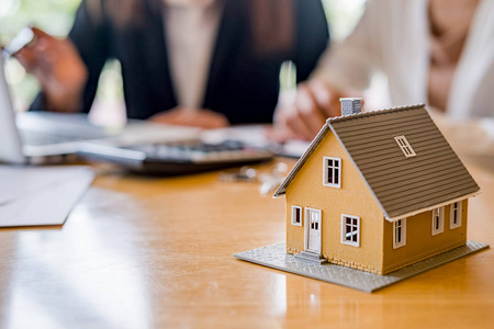 房屋模型与代理人和客户讨论合同购买，获得保险或贷款不动产或财产。
