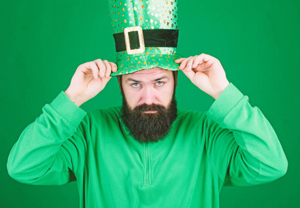 愿爱尔兰人的好运与你同在。留着绿色胡须的爱尔兰男子。穿着小妖精服装的时髦女郎摸帽子。大胡子男人庆祝圣帕特里克节。圣帕特里克节快乐