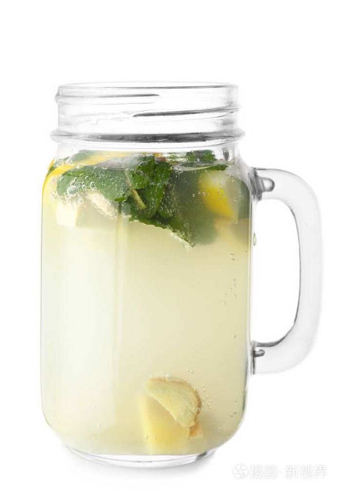 白色背景的梅森瓶装美味的姜汁柠檬水