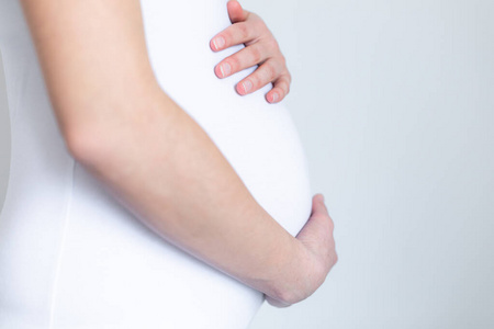 孕妇抚摸肚子图片