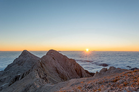 壮观的晨山全景，太阳升起在云海之上。