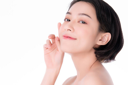 亚洲女孩美容美脸护肤保健,面部护理,完美肌肤,自然化妆,白底.照片