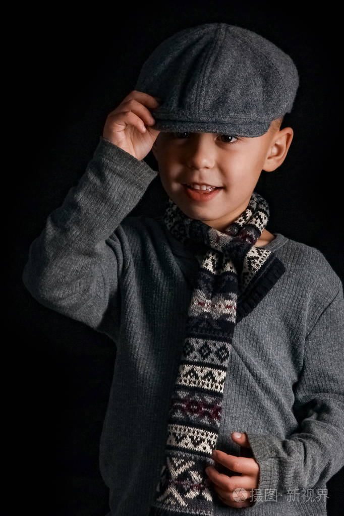 黑色背景的快乐小子