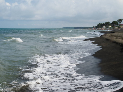 美丽的海浪和黑色的沙滩