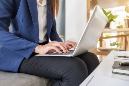 商务女性用笔记本电脑查看公司业绩表。商业理念。