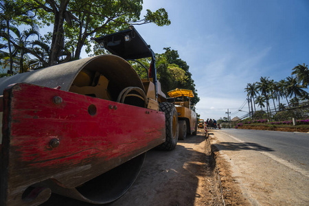 两个压路机在新的道路施工现场工作。在公路上工作的重型机械。施工设备。道路压实。