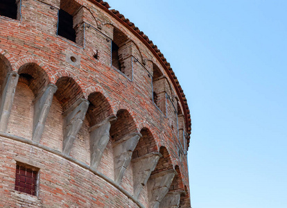 意大利博洛尼亚附近多扎伊莫莱斯的中世纪堡垒。