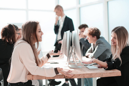 员工的想法员工在工作会议上讨论新项目的想法照片