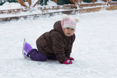 摔倒的小孩图片