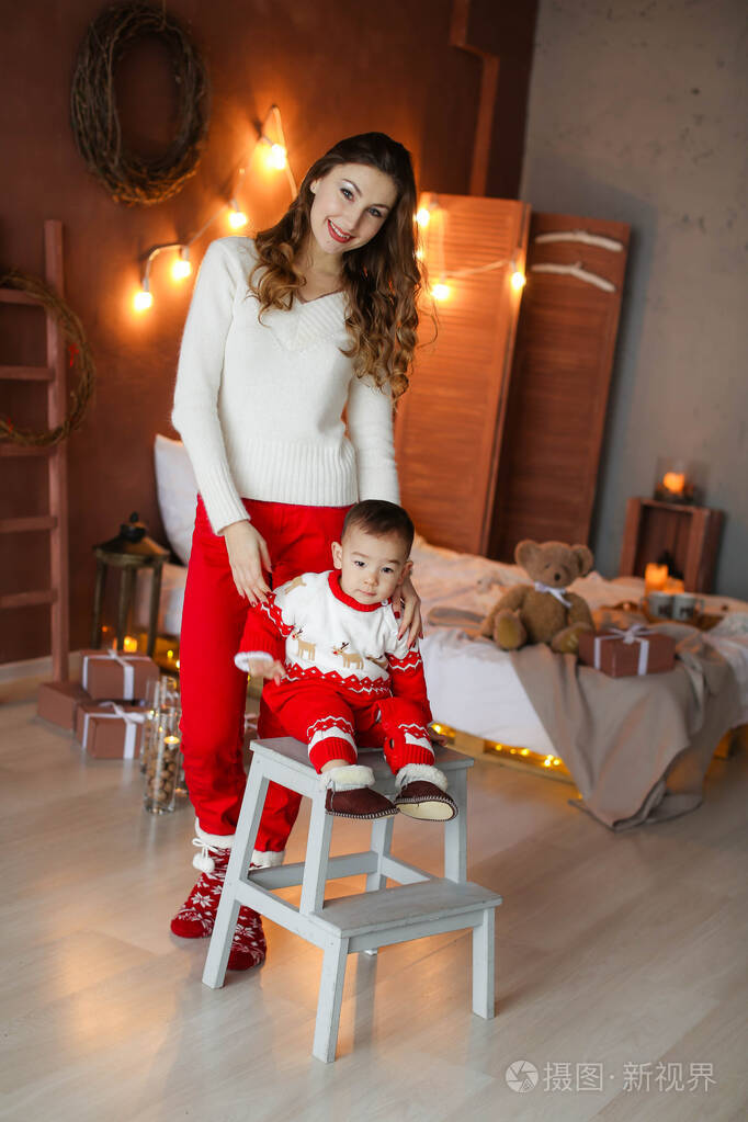 带小孩的女人在除夕夜出现在家里