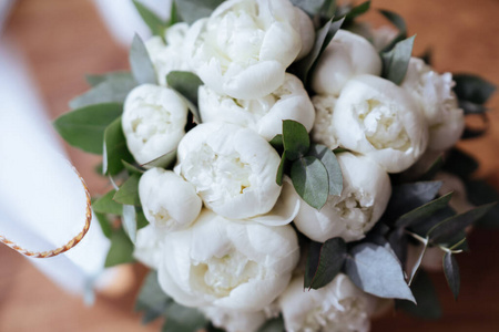 一束美丽时尚的白色牡丹花的特写图片。