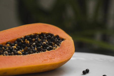 甜木瓜片.把木瓜切成两半.健康的异国水果.素食.照片