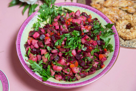 白盘子里的甜菜根沙拉配胡萝卜,泡菜和青葱.照片