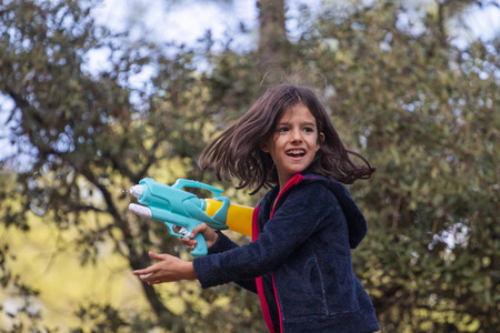 可爱的水枪女孩照片
