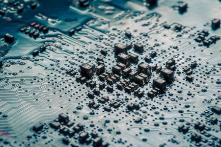 电路板。电子计算机硬件技术。主板数字芯片。技术科学背景。集成通信处理器。贴片电阻和电容器。蓝色PCB。