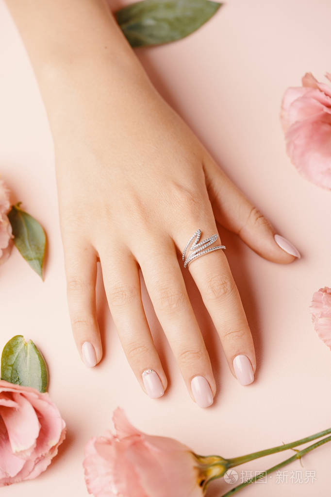 戴在女人手指上的戒指