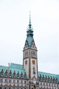 阴天汉堡市政厅的低角度图片