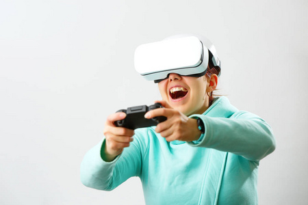 戴着虚拟现实耳机的女人正在玩游戏。