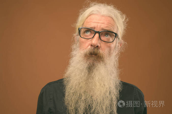 长着卷发和胡须的老胡子男人的画像