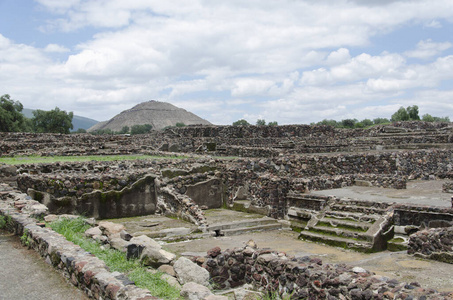 太阳金字塔和其他史前遗迹在特奥蒂瓦坎，墨西哥