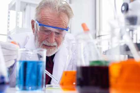 科学家高级测试样品化学玻璃板在实验室，科学中心。