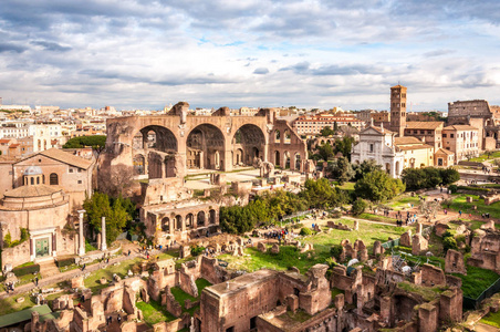 背景为多云天空的罗马广场景观图片