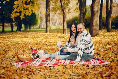 一家人和儿子在秋天的公园里