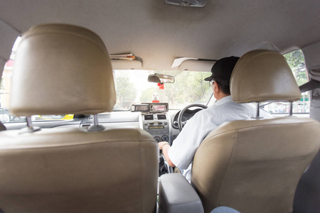 阳光下的泰国出租车司机图片