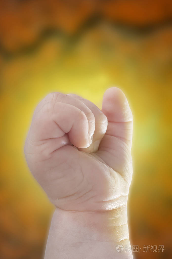 婴儿的手紧握在拳头里