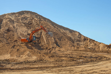 大型施工现场挖掘机装砂
