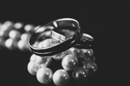 结婚订婚戒指。爱概念。选择性集中。黑安