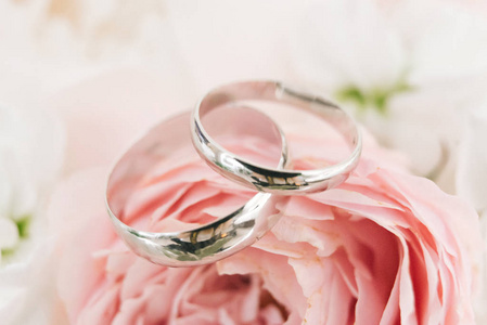 婚礼订婚戒指和鲜花婚礼花束背景，