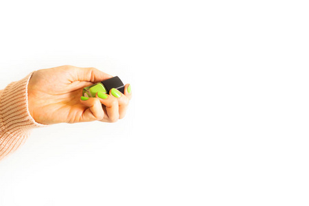 手拿绿色薄荷指甲油的女人图片