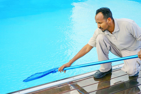 非洲酒店工作人员在清理游泳池
