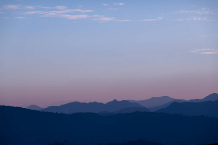 薄雾山上的夕阳