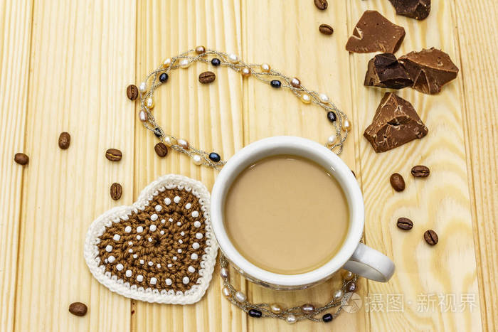 情人节概念一杯咖啡巧克力编织的心一串珍珠珠浪漫的早餐和礼物木板
