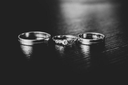 结婚订婚戒指。爱概念。选择性集中。黑安