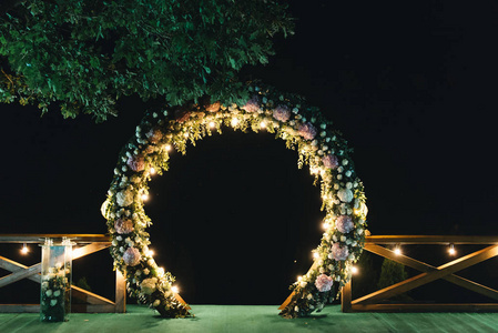 晚上的婚礼.婚礼用拱门装饰照片