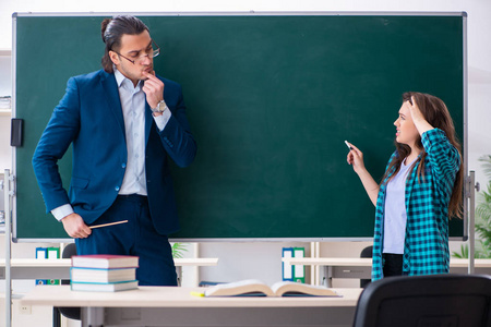 年轻帅气的老师和教室里的女学生