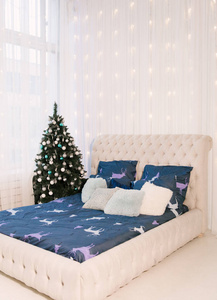 圣诞装饰，白色卧室床单与驯鹿和克里斯