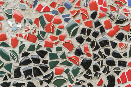 墙上满是碎陶瓷片照片