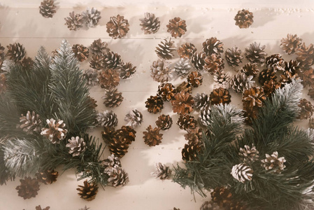 圣诞背景，云杉和圆锥形装饰