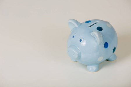 蓝色小猪罐的特写镜头，背景为灰色，背景为c