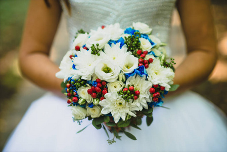 白色和红色的结婚花束。婚礼照片弗洛尔