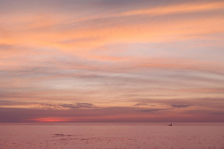 夕阳彩云海粉色的夕阳.美丽的彩云.照片