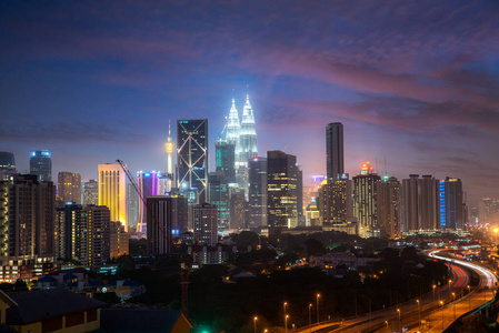 吉隆坡城市天际线和摩天大楼与高速公路在纽约