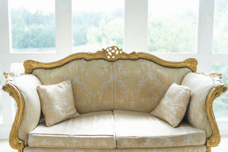 经典复古沙发，镶金，背景为
