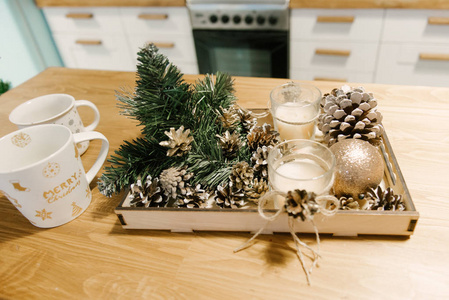 圣诞装饰。节日装饰的木桌