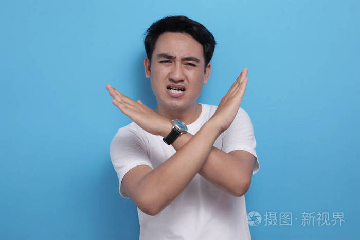愤怒的年轻人展示停止标志交叉双臂手势