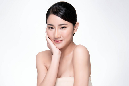肖像美丽的年轻亚洲女性干净清新的概念。亚洲女孩美容美脸护肤保健，面部护理，完美肌肤，自然化妆，白底。
